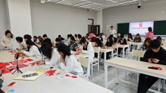 纸＂ 为传承：非遗剪纸进校园 双轨教学促传承